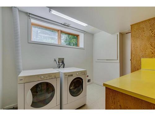 4312 Britannia Drive Sw, Calgary, AB - Indoor Photo Showing Laundry Room