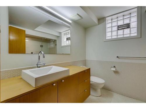 4312 Britannia Drive Sw, Calgary, AB - Indoor Photo Showing Bathroom