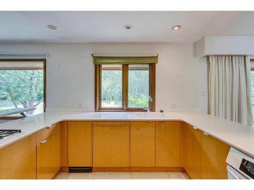 4312 Britannia Drive Sw, Calgary, AB - Indoor Photo Showing Kitchen