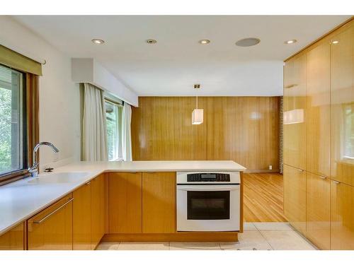 4312 Britannia Drive Sw, Calgary, AB - Indoor Photo Showing Kitchen