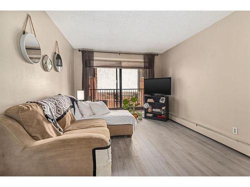 103-709 3 Avenue Nw, Calgary, AB - Indoor Photo Showing Living Room