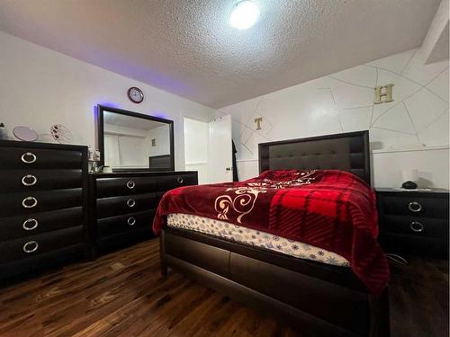 711 Whiteridge Road Ne, Calgary, AB - Indoor Photo Showing Bedroom