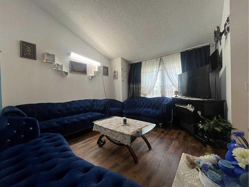 711 Whiteridge Road Ne, Calgary, AB - Indoor Photo Showing Living Room