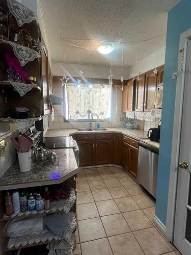 711 Whiteridge Road Ne, Calgary, AB - Indoor Photo Showing Kitchen