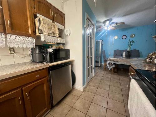 711 Whiteridge Road Ne, Calgary, AB - Indoor Photo Showing Kitchen