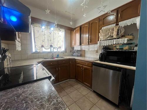 711 Whiteridge Road Ne, Calgary, AB - Indoor Photo Showing Kitchen