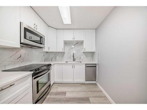 4308 6A Avenue Se, Calgary, AB - Indoor Photo Showing Kitchen With Stainless Steel Kitchen With Upgraded Kitchen