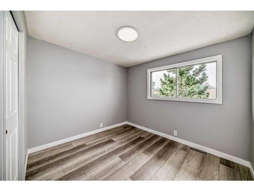 4308 6A Avenue Se, Calgary, AB - Indoor Photo Showing Other Room