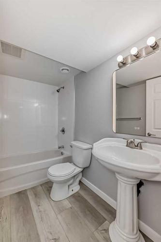 4308 6A Avenue Se, Calgary, AB - Indoor Photo Showing Bathroom