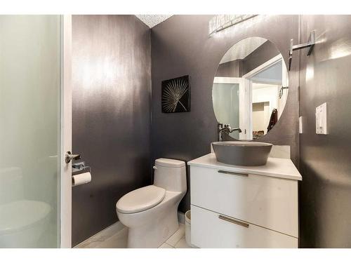 81 Gleneagles Close, Cochrane, AB - Indoor Photo Showing Bathroom