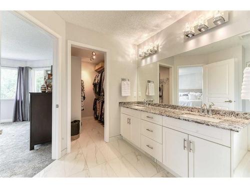 81 Gleneagles Close, Cochrane, AB - Indoor Photo Showing Bathroom