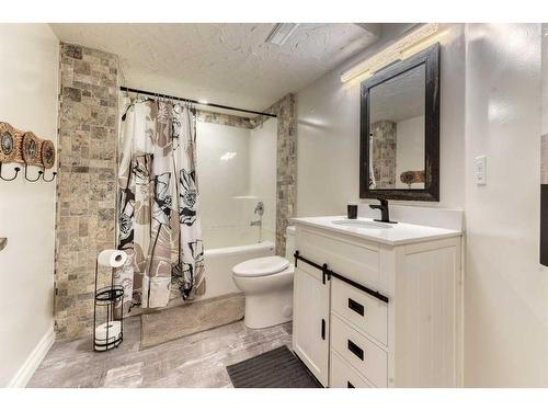 81 Gleneagles Close, Cochrane, AB - Indoor Photo Showing Bathroom