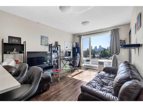 407-605 17 Avenue Nw, Calgary, AB - Indoor Photo Showing Living Room