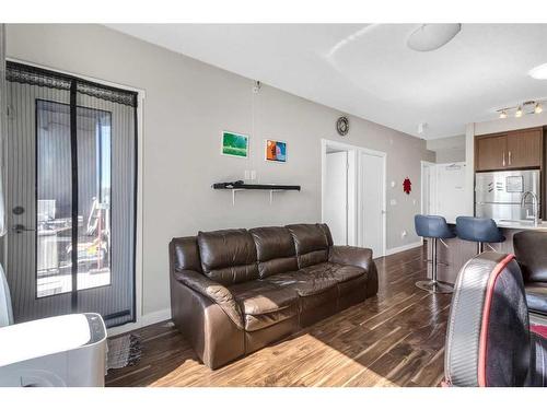 407-605 17 Avenue Nw, Calgary, AB - Indoor Photo Showing Living Room