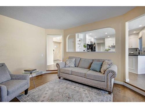 27 Woodford Court Sw, Calgary, AB - Indoor Photo Showing Living Room