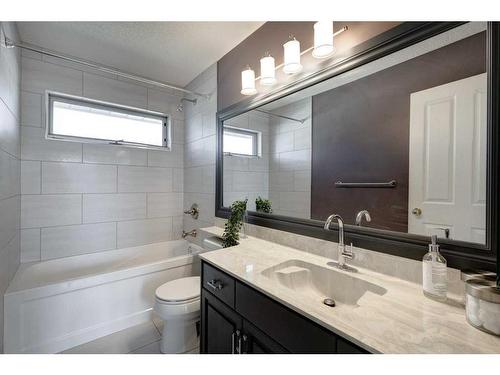 27 Woodford Court Sw, Calgary, AB - Indoor Photo Showing Bathroom