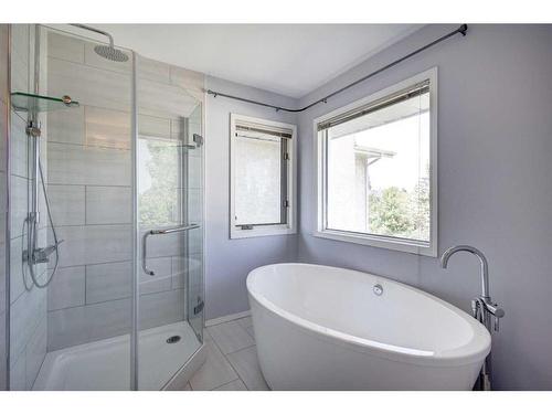 27 Woodford Court Sw, Calgary, AB - Indoor Photo Showing Bathroom