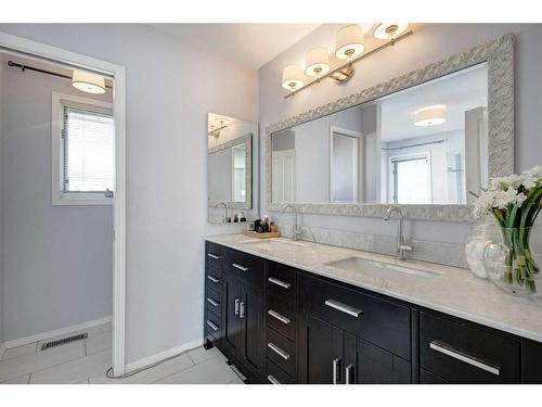 27 Woodford Court Sw, Calgary, AB - Indoor Photo Showing Bathroom