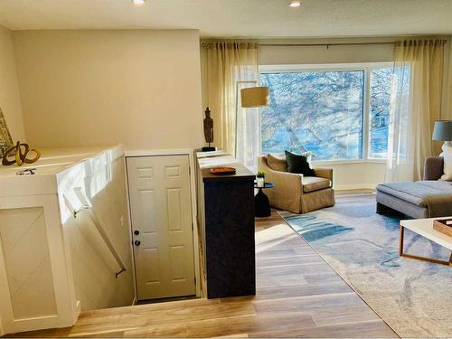 5720 18 Avenue Ne, Calgary, AB - Indoor Photo Showing Kitchen