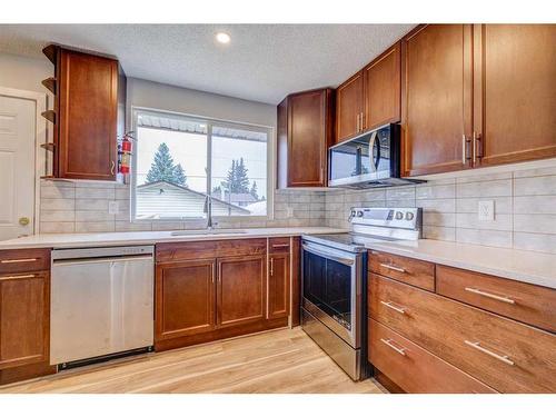 5720 18 Avenue Ne, Calgary, AB - Indoor Photo Showing Kitchen