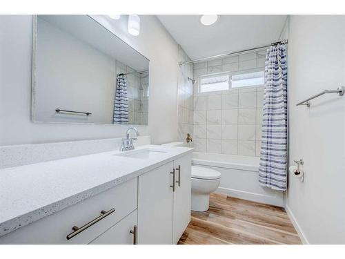 5720 18 Avenue Ne, Calgary, AB - Indoor Photo Showing Bathroom