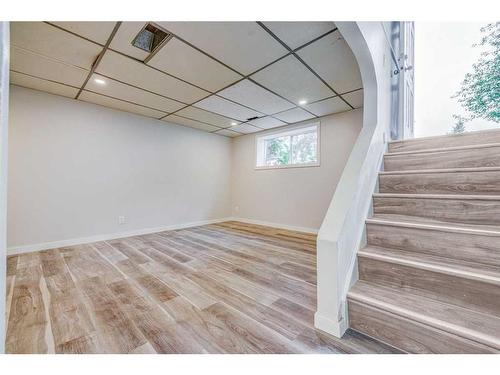 5720 18 Avenue Ne, Calgary, AB - Indoor Photo Showing Kitchen