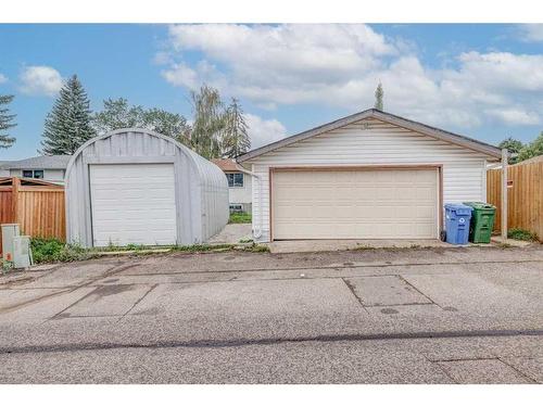 5720 18 Avenue Ne, Calgary, AB - Indoor Photo Showing Garage