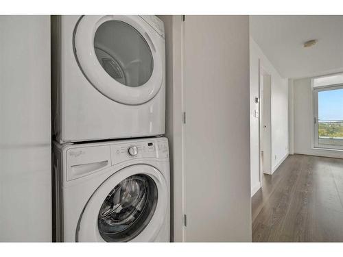 804-118 Waterfront Court Sw, Calgary, AB - Indoor Photo Showing Laundry Room