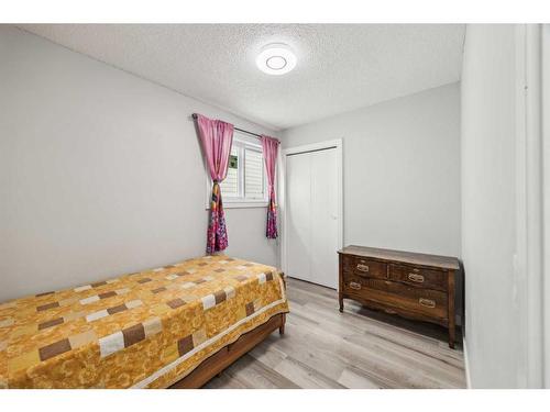 13 Erin Grove Place Se, Calgary, AB - Indoor Photo Showing Bedroom