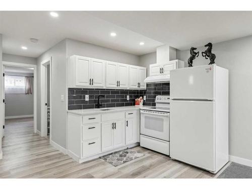 13 Erin Grove Place Se, Calgary, AB - Indoor Photo Showing Kitchen