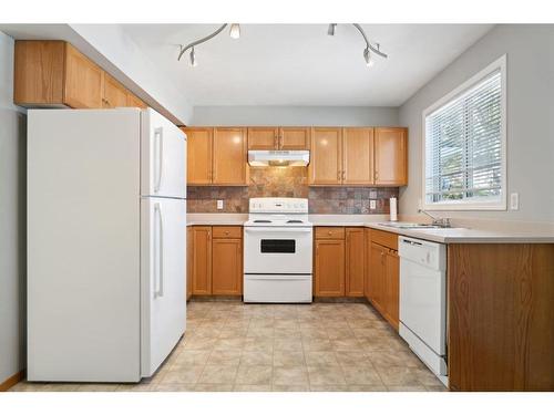 543 Regal Park Ne, Calgary, AB - Indoor Photo Showing Kitchen