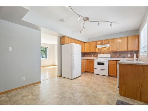 543 Regal Park Ne, Calgary, AB - Indoor Photo Showing Kitchen