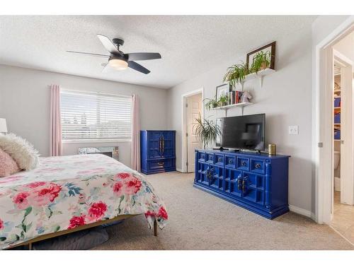 122 Evanscove Circle Nw, Calgary, AB - Indoor Photo Showing Bedroom