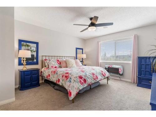 122 Evanscove Circle Nw, Calgary, AB - Indoor Photo Showing Bedroom