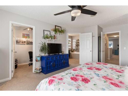 122 Evanscove Circle Nw, Calgary, AB - Indoor Photo Showing Bedroom