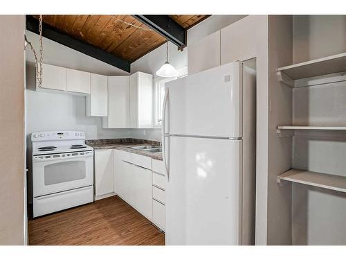 5501 4 Avenue Ne, Calgary, AB - Indoor Photo Showing Kitchen With Double Sink