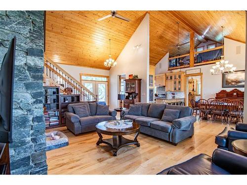 32 St George Way, Rochon Sands, AB - Indoor Photo Showing Living Room