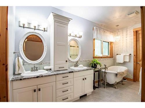 32 St George Way, Rochon Sands, AB - Indoor Photo Showing Bathroom