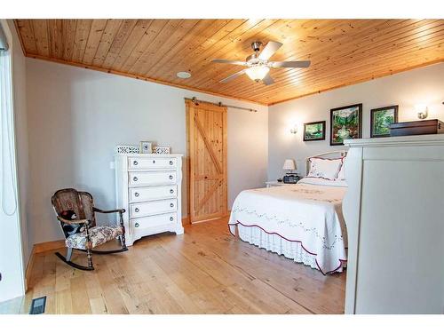 32 St George Way, Rochon Sands, AB - Indoor Photo Showing Bedroom