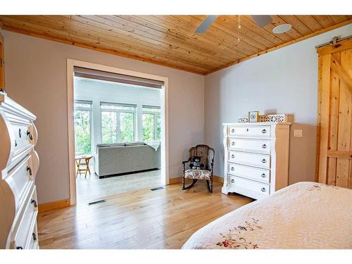 32 St George Way, Rochon Sands, AB - Indoor Photo Showing Bedroom