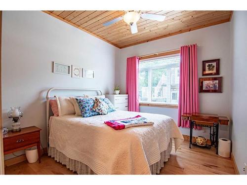 32 St George Way, Rochon Sands, AB - Indoor Photo Showing Bedroom