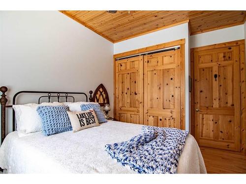 32 St George Way, Rochon Sands, AB - Indoor Photo Showing Bedroom