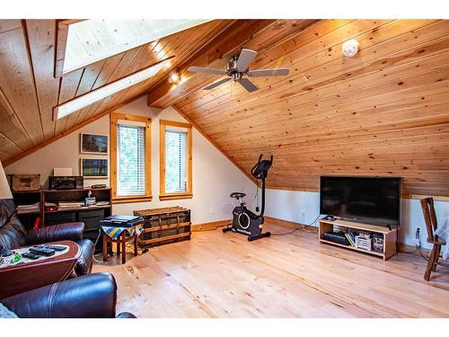 32 St George Way, Rochon Sands, AB - Indoor Photo Showing Living Room