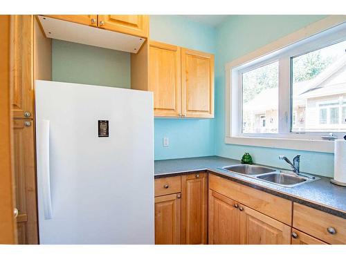 32 St George Way, Rochon Sands, AB - Indoor Photo Showing Kitchen With Double Sink