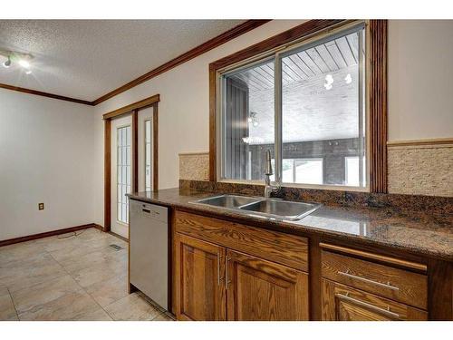 455 Queen Charlotte Drive Se, Calgary, AB - Indoor Photo Showing Kitchen With Double Sink