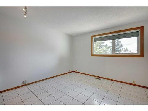 455 Queen Charlotte Drive Se, Calgary, AB - Indoor Photo Showing Other Room