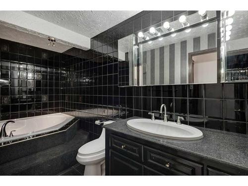 455 Queen Charlotte Drive Se, Calgary, AB - Indoor Photo Showing Bathroom