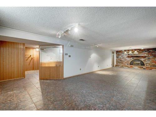 455 Queen Charlotte Drive Se, Calgary, AB - Indoor Photo Showing Other Room