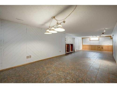 455 Queen Charlotte Drive Se, Calgary, AB - Indoor Photo Showing Other Room