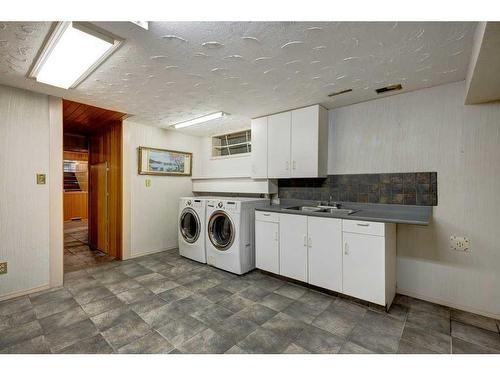 455 Queen Charlotte Drive Se, Calgary, AB - Indoor Photo Showing Laundry Room